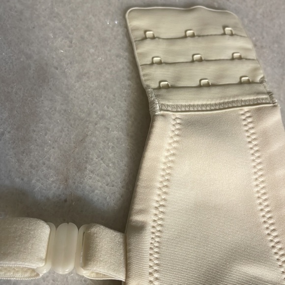 Vanity Fair bra woman’s intimate cream criss cross bra New size 36DD - Picture 7 of 9